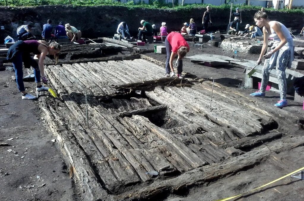 история новгородской археологии. история новгородской археологии. археологический раскоп в великом новгороде. великий новгород троицкий археологический раскоп 2000. великий новгород раскопки мостовая.