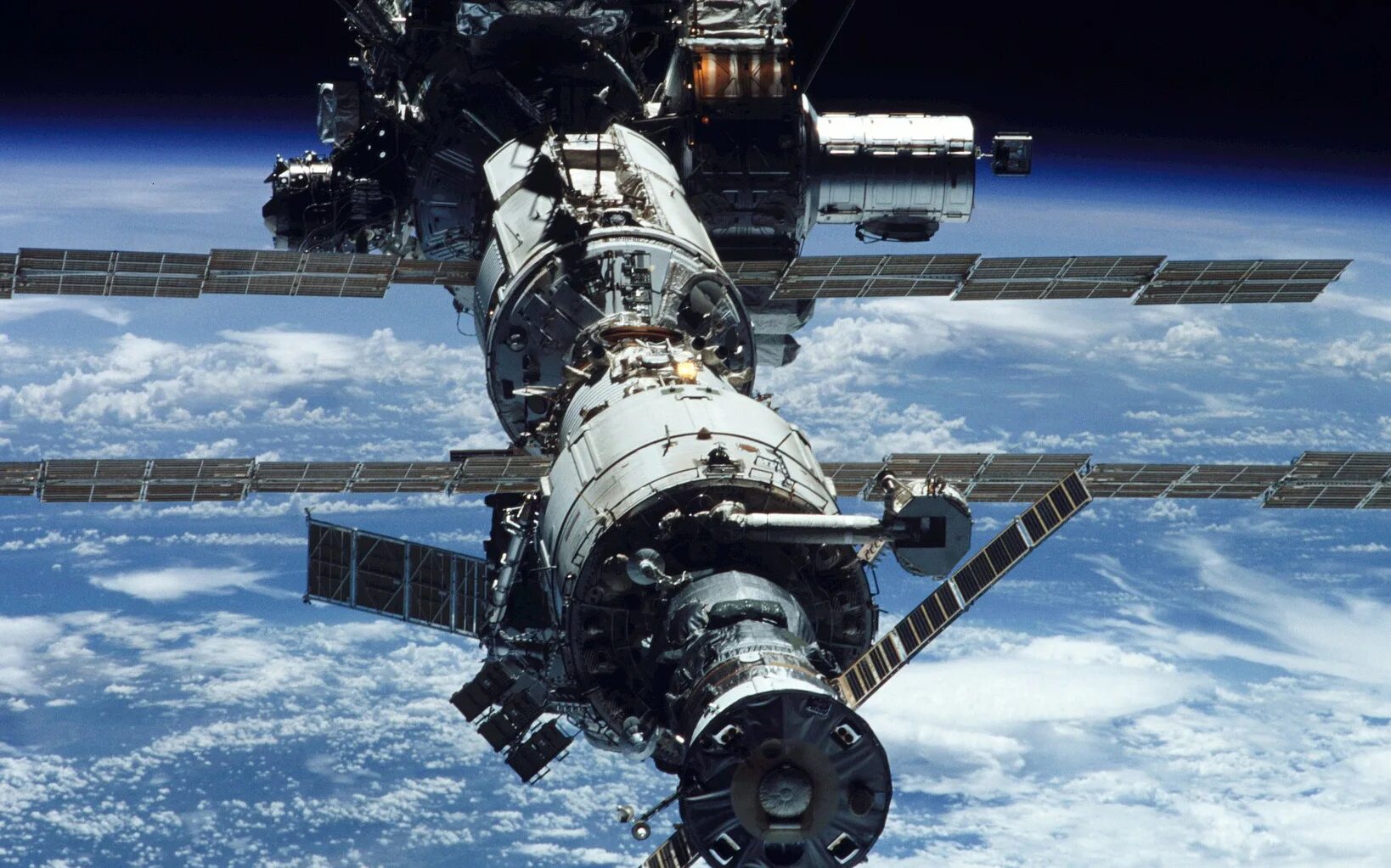 Space station. Космический аппарат МКС. Крю драгон на МКС. Международная орбитальная Космическая станция. Станция МКС.