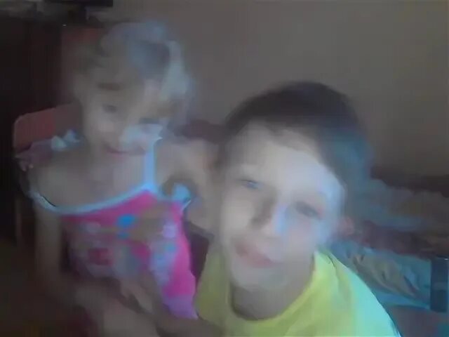 Вебкам младший брат. Веб камера сестра и брат. Брат сестренка веб камера. Отсасывает маленький детский. Омегле сестренка.