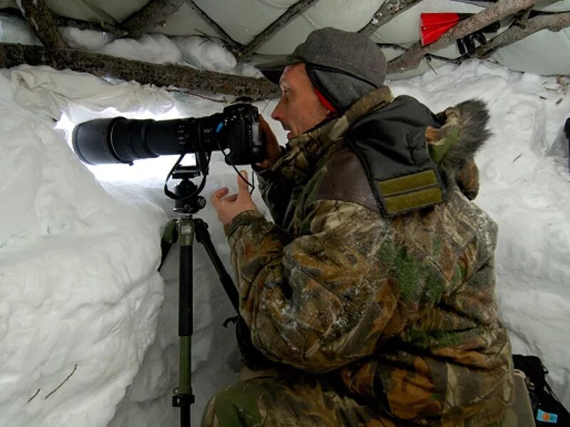 Наблюдение из укрытия. Фотограф в камуфляже. Наблюдение из укрытия. Маскировка наблюдательного поста. Наблюдение из укрытия.