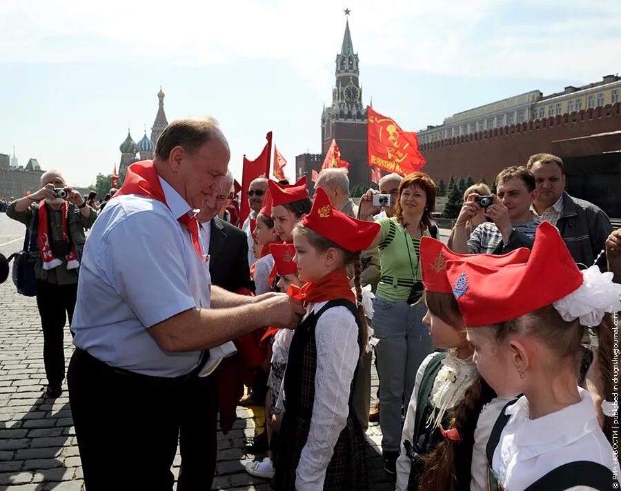 Пионеры сегодняшнего дня. Пионер красная площадь КПРФ. Пионеры с Зюгановым на красной площади. Прием в пионеры на красной площади. Зюганов на красной площади.