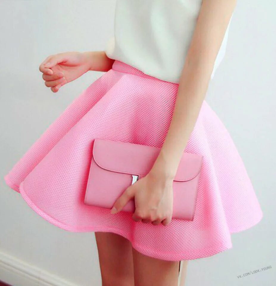Девочка в розовой юбке. Розовая юбка. Розовые вещи. Короткая розовая юбка. Розовая юбка женская.