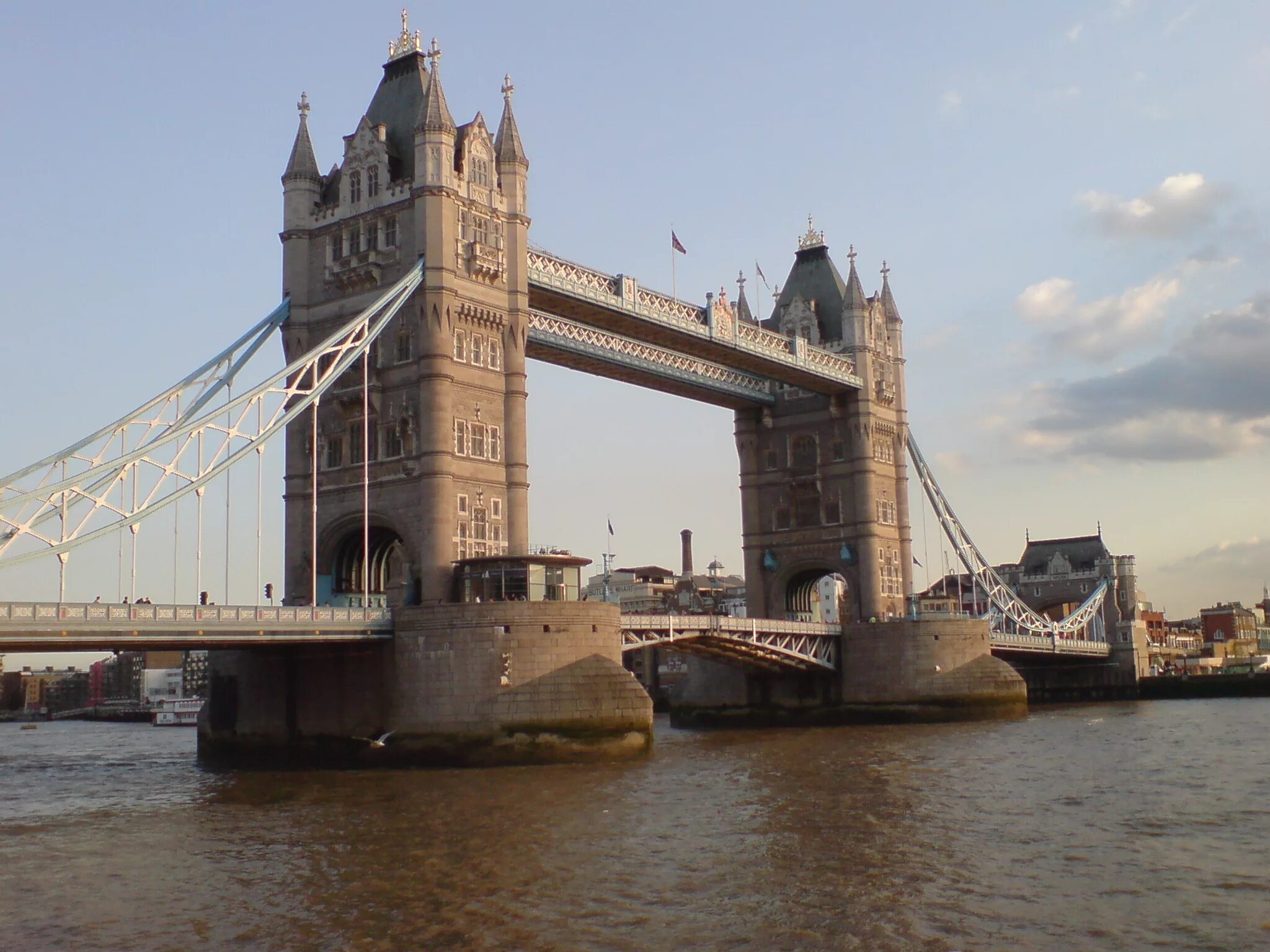 Включи london bridge. Тауэрский мост. Тауэрский мост достопримечательности Лондона. Тауэрский мост разводной. Мост Лондон бридж.