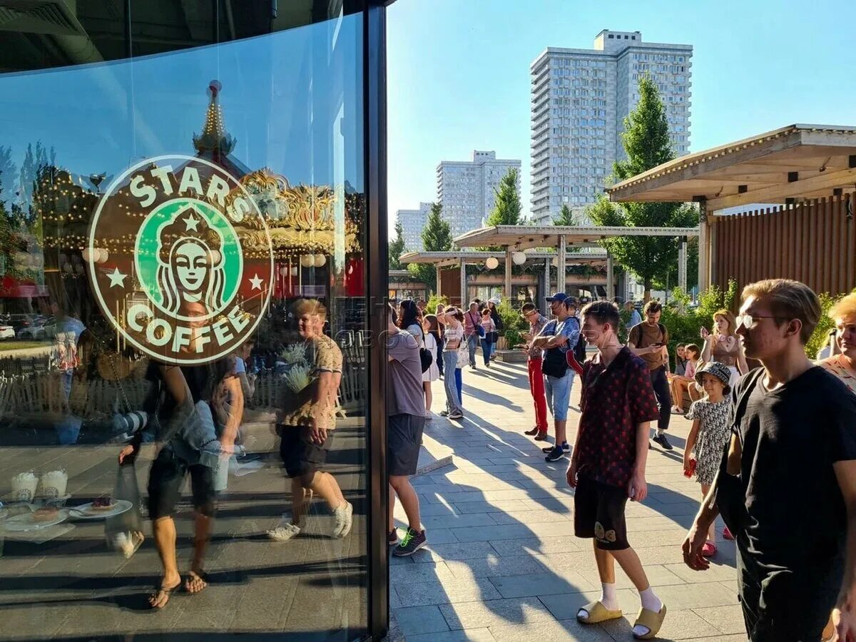 Star coffee новый арбат. Stars Coffee новый Арбат. Старбакс на новом Арбате. Starbucks открытие в Москве. Кофейня Стар кофе в Москве.