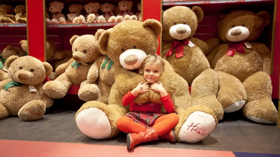 Hamleys london. Hamleys магазин игрушек в Лондоне. Hamleys Toy shop in London. Hamleys ЦДМ. Hamleys медведь большой.