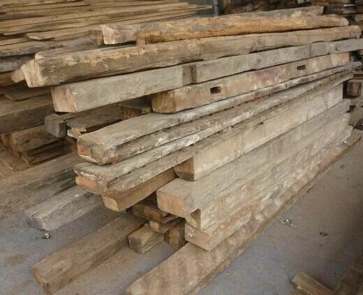 Старые пиломатериалы. Фактура дерева. Старый деревянный брусок. Старые доски фактура. Состаренное дерево текстура.