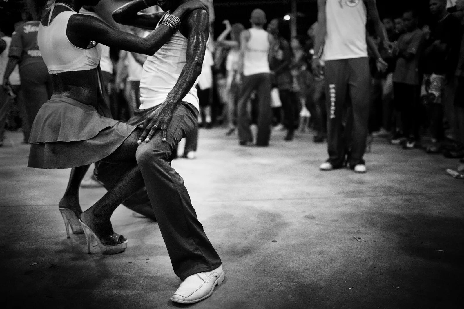 Танцевали где находится. Танцы афроамериканцев. Негр танцует. Танец черно белое. Люди танцуют.