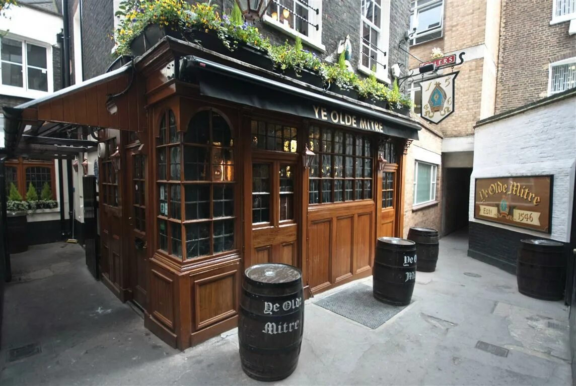 Ye Olde Mitre Tavern Лондон. Ye Olde Mitre паб. Паб бар Лондон. Стиль паб Лондон фасад. Зайти в кофейню