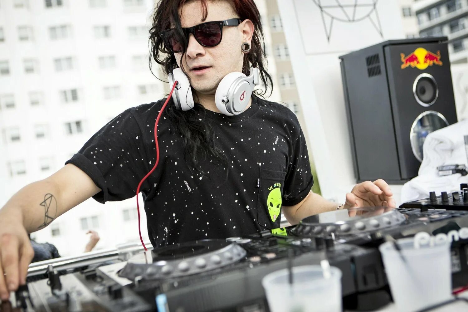 Топ электро. Диджей скриллекс. Skrillex 2022. Skrillex фото. Дабстеп Skrillex.