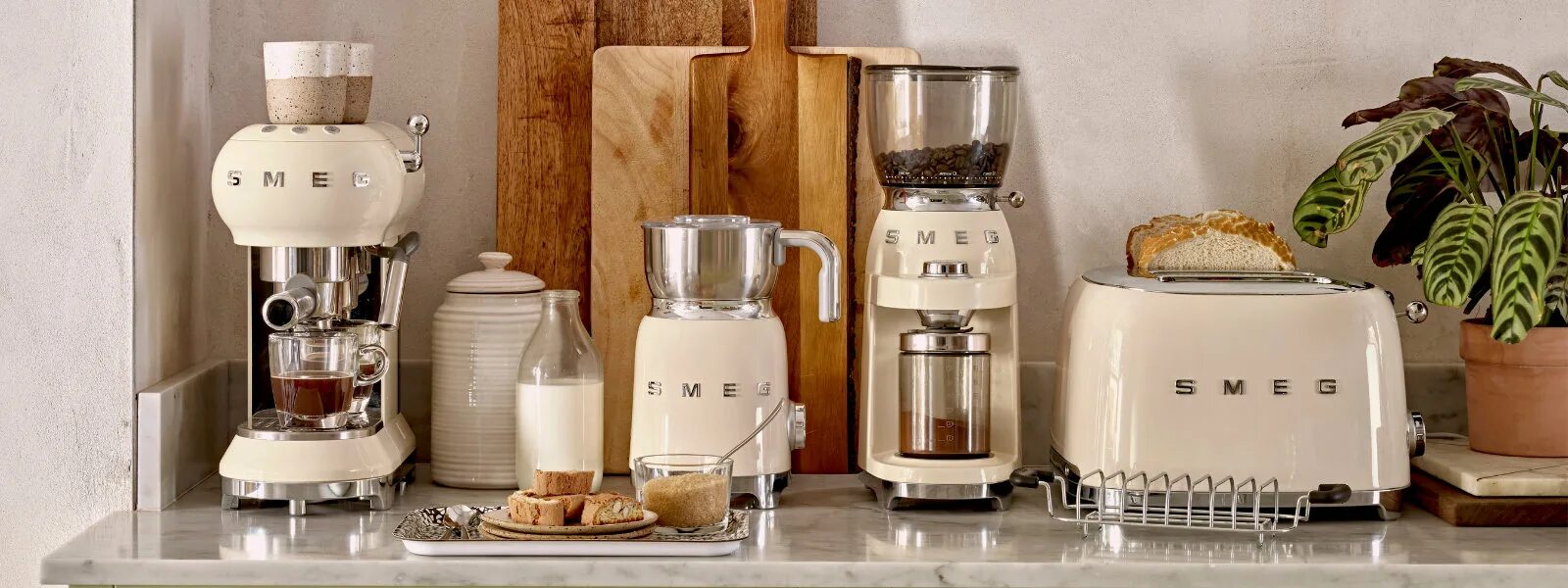 Техника для кухни сайт. Мелкобытовая техника Смег. Smeg 50's Retro Style. Smeg техника для кухни. Smeg итальянская бытовая техника.