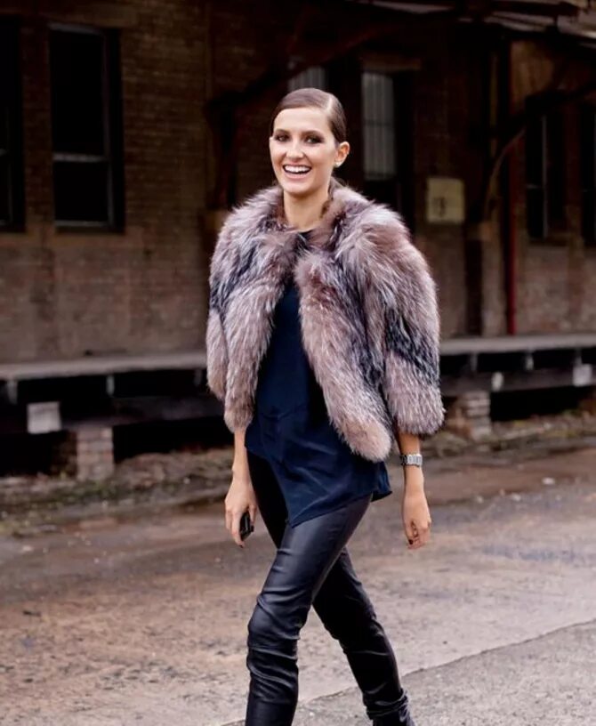 Образы с шубой. Шубы норковые на знаменитостях. Ким кардяшан в шубе и белье. Коралловая норковая шуба. Полушубок с брюками.