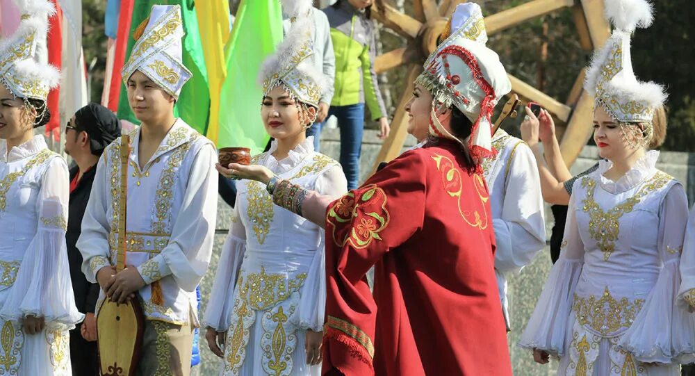 День национальной одежды в казахстане. С праздником Наурыз. Наурыз костюмы. Наурыз в Казахстане. Празднование Наурыза.