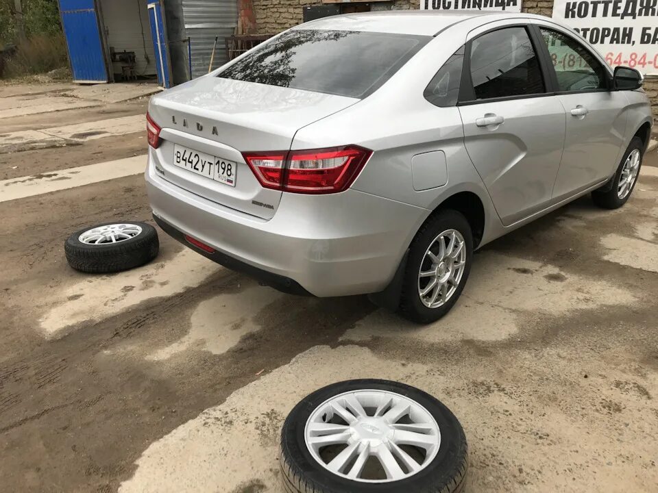 Колеса на весту авито. Диски штатные vesta r16. Колеса на весту авито. Резина на весте спорт. Колеса на весту авито.