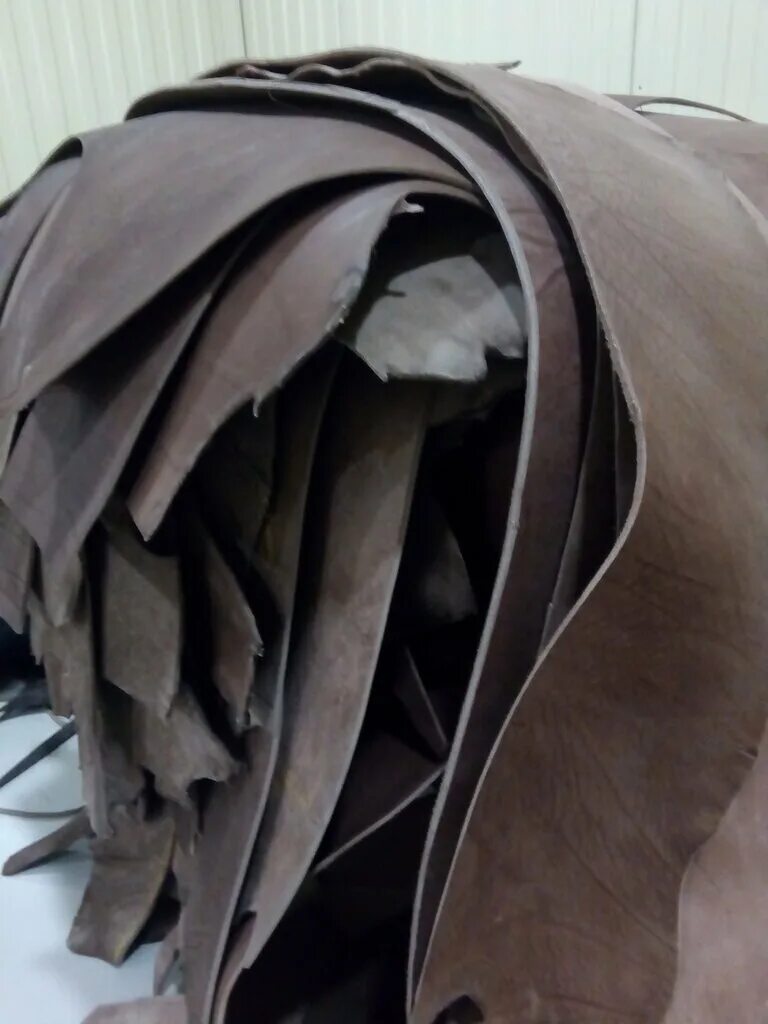 необычные изделия из кожи. техническая кожа. итальянская кожа. кожа для тапок растительного дубления. техническая кожа 6мм.