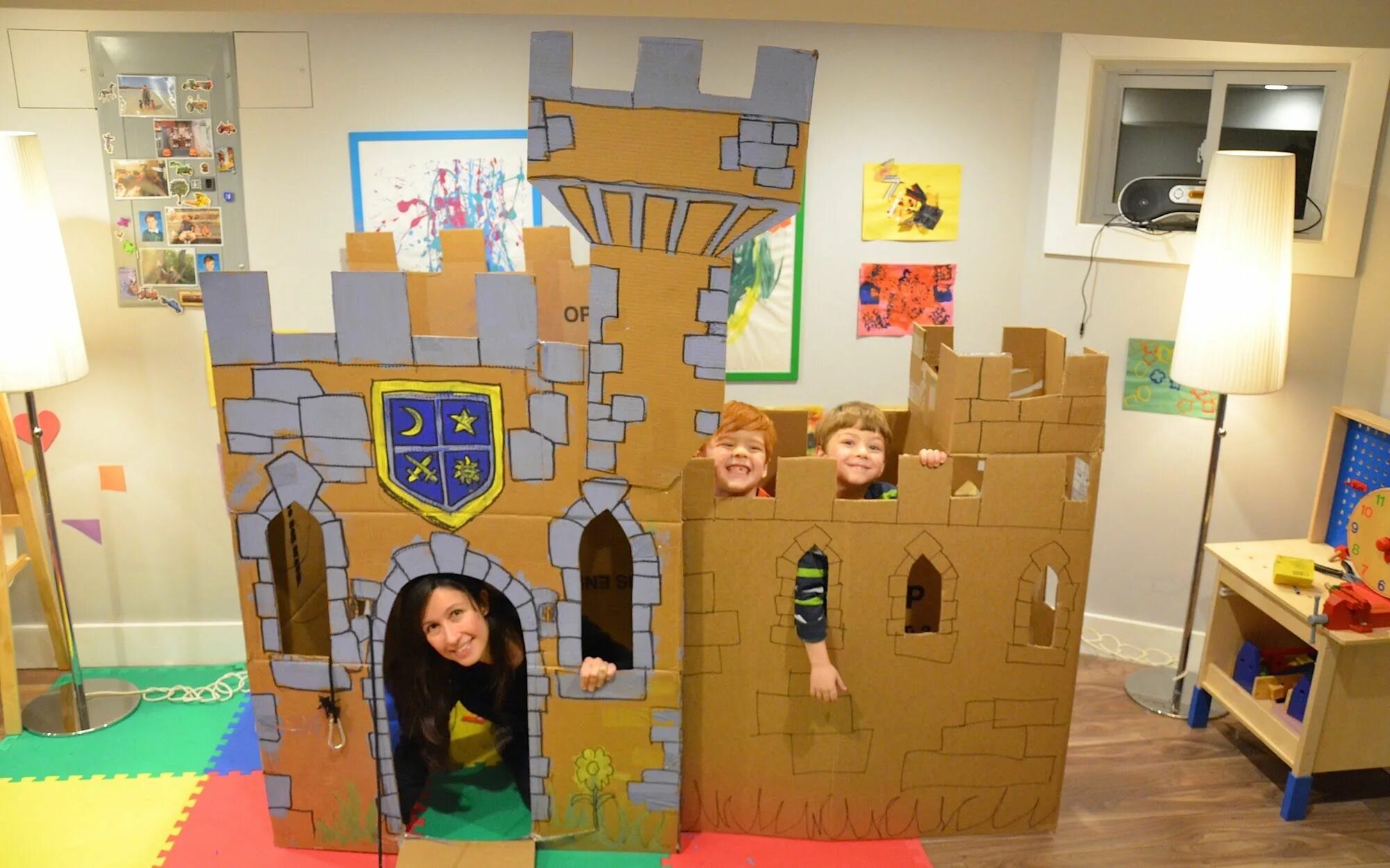Картонный замок для детей. Замок из коробок. Замок из картона для детей. Картонный замок для детей большой. Картонная школа