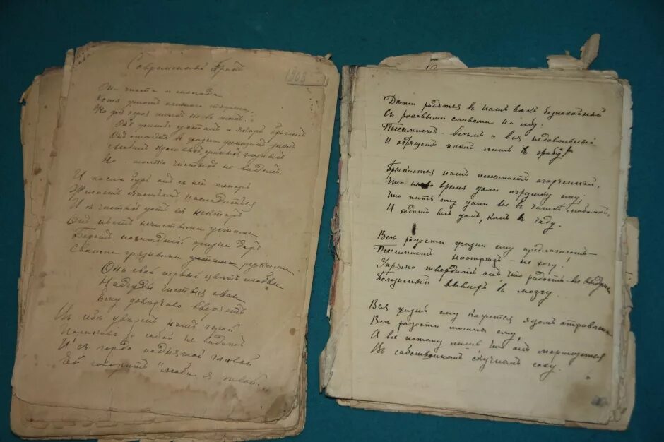 дневники и письма. гусиное перо для письма. тетрадь рукопись. тетрадь рукопись. тетрадь рукопись.