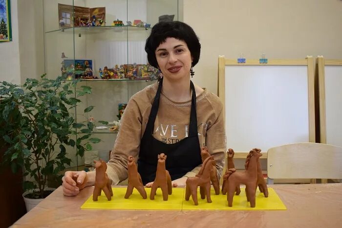 учитель лепки. учитель лепки. лепка из глины. поделки из пластилина на день учителя. учитель слепить.