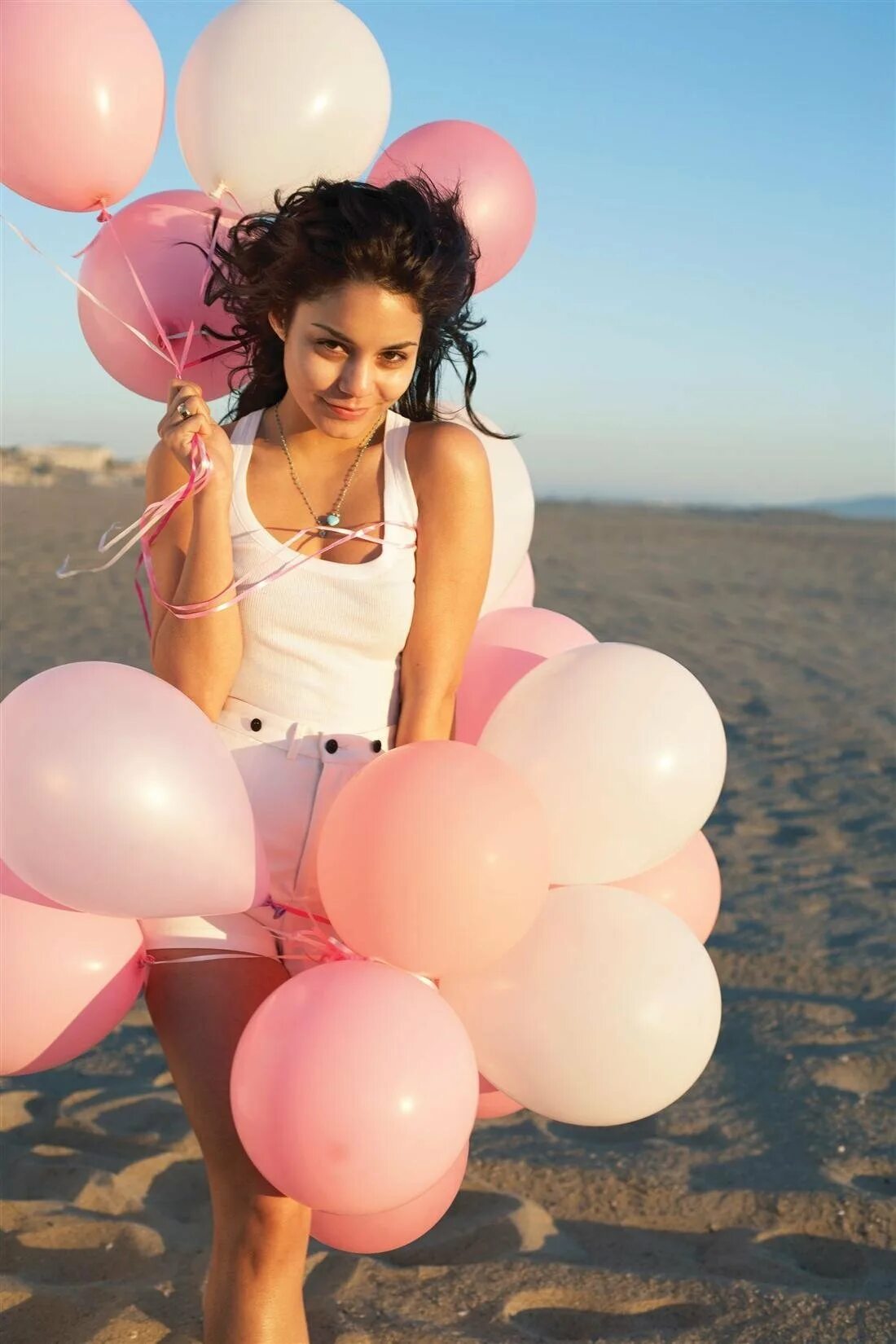 Женщина на воздушном шаре. Девушка с воздушными шарами. Фотосессия с воздушными шарами. Девушка с шариками воздушными.