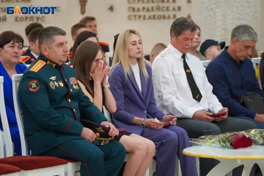 Есть родственники на украине. Награждение родителей военнослужащих погибших в Белгороде. Вручение медалей военнослужащим на Украине.
