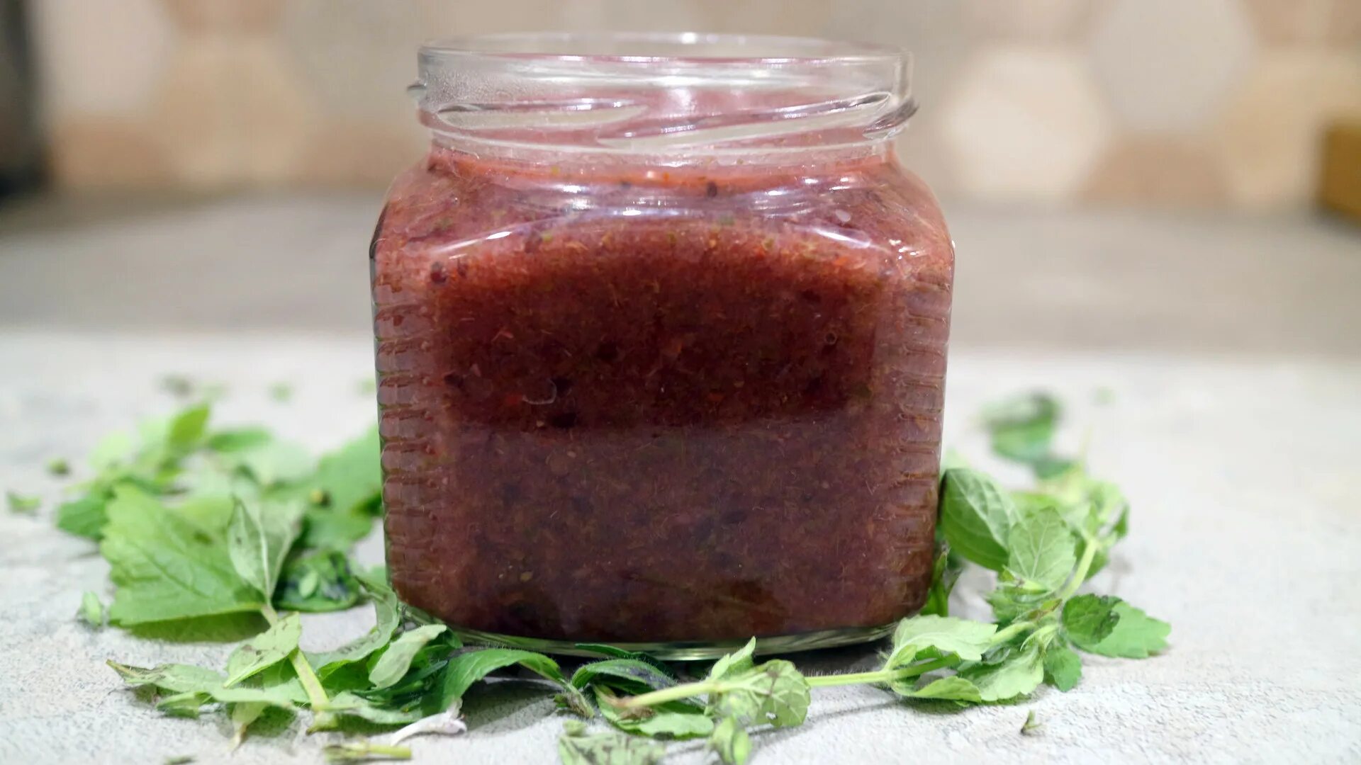 Аджика из крыжовника. Соус из крыжовника к мясу на зиму с чесноком. Соус из крыжовника рецепт. Ткемали из крыжовника. Соус из крыжовника рецепт.