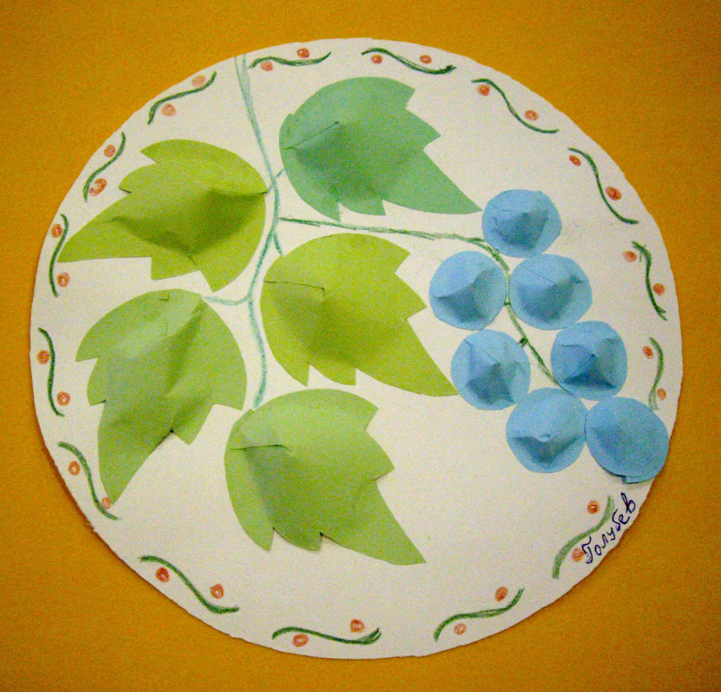 Узор на круге аппликация вторая младшая группа. Украшение тарелочки рисование в младшей группе. Орнамент в круге для детей. Аппликация посуда. Декоративное рисование в старшей группе.