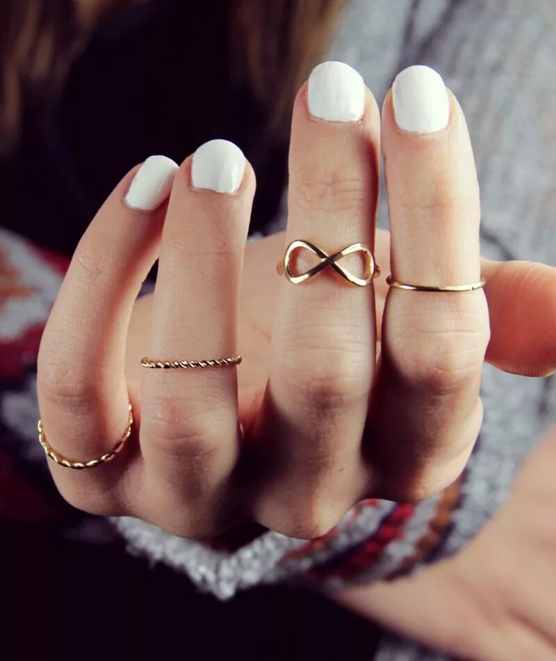 Кольцо на пальце. Кольцо на середину пальца. Кольцо маленькое. Модные кольца.