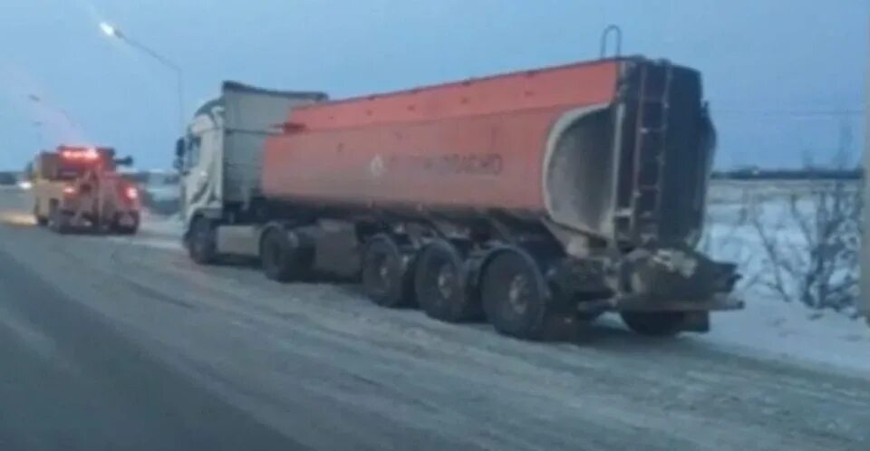 Нарушение правил перевозки опасных. КРАЗ фура аварии взорвался. Авария в Чукреевке в мае. Взрыв фуры в Омске с гуманитарной помощью. Магнитогорск не может тронутся большегруз фкра.