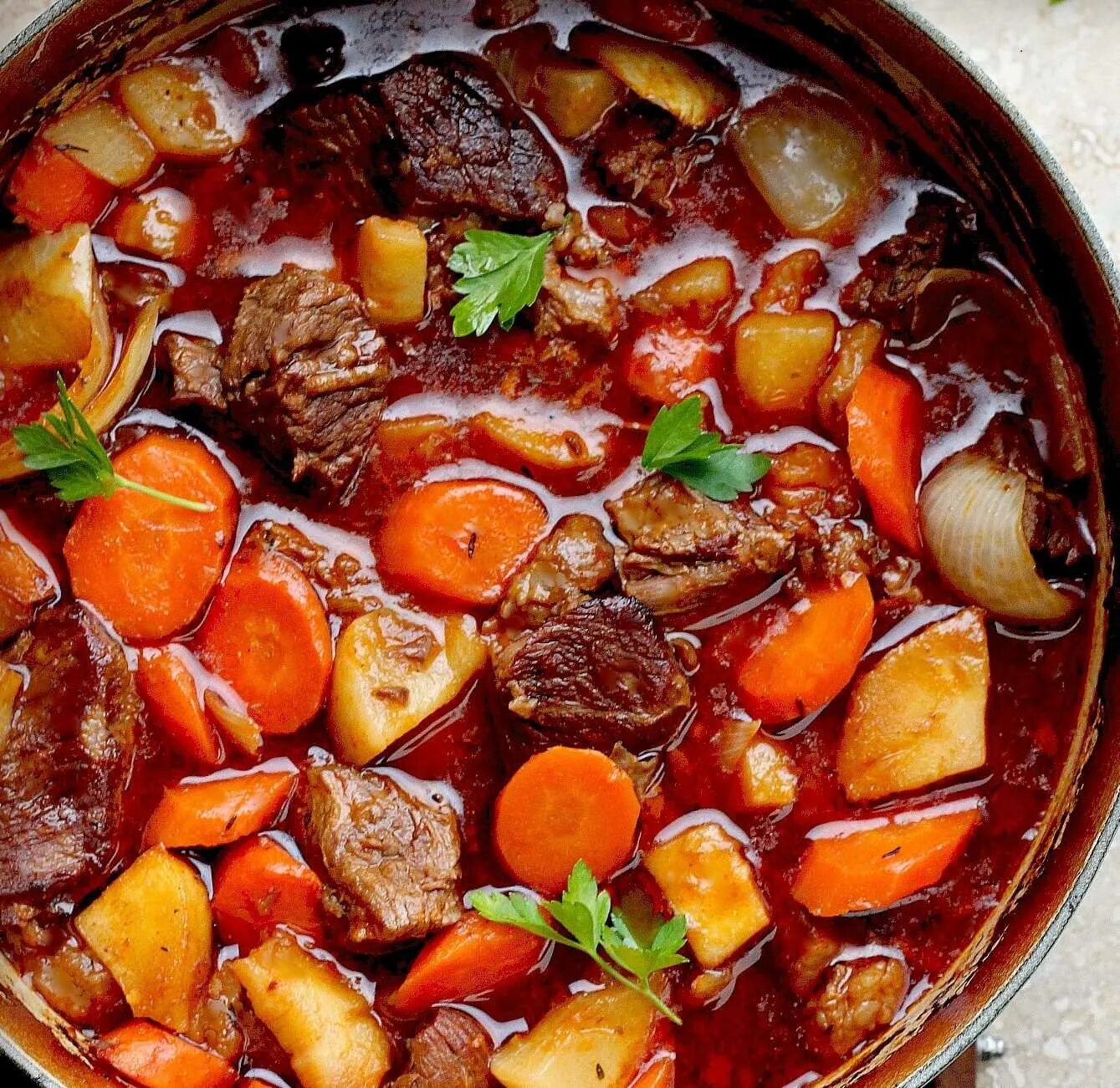 Как потушить мясо с овощами. Мясо тушеное с овощами. говядина с овощами в духовке. мясное рагу. мясное рагу с овощами.
