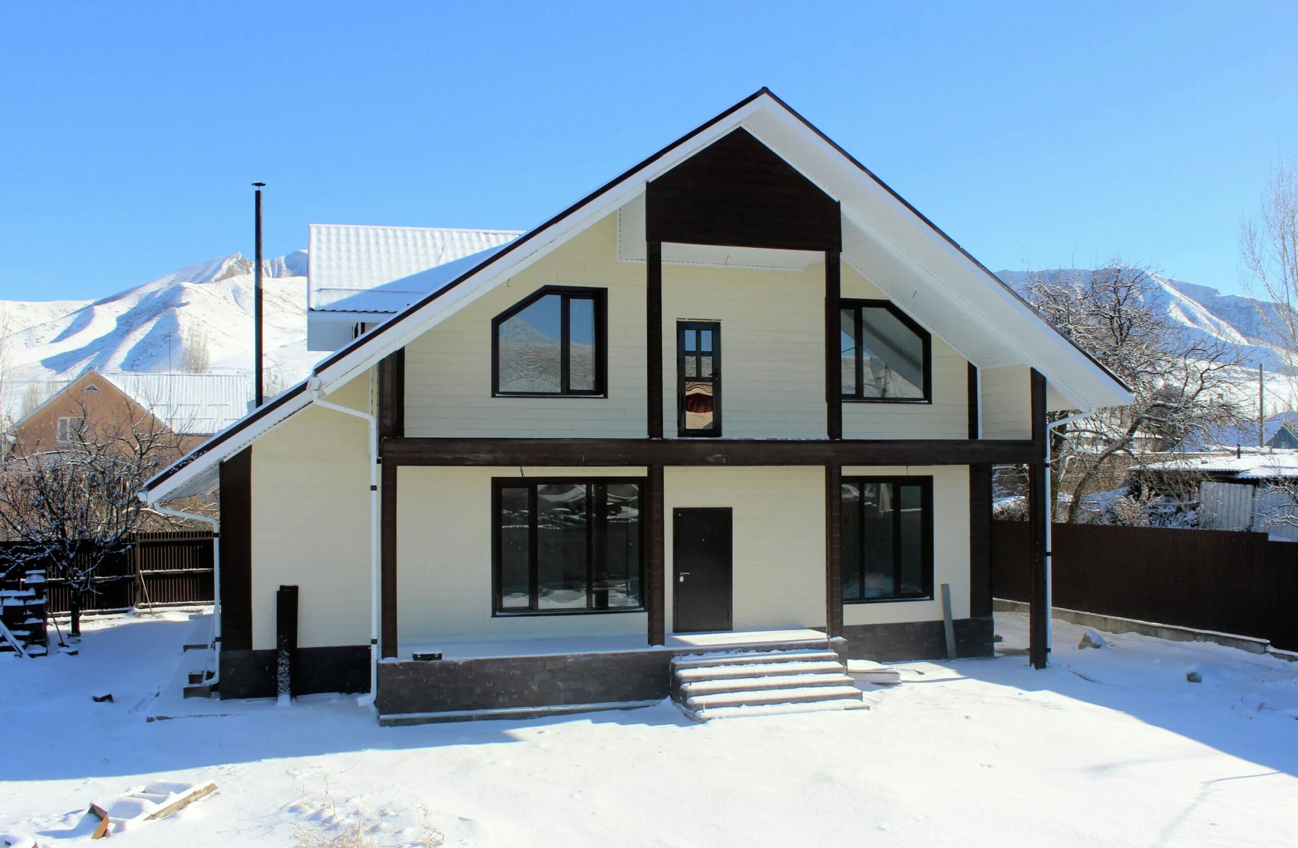 Дом в стиле фьюжн архитектура. Фармхаус экстерьер. Коттедж из сэндвич панелей. Стиль фьюжн в архитектуре. Канадский каркасный дом.