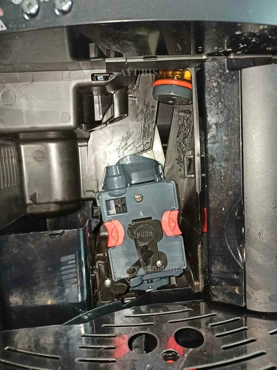 Как достать заварочный блок. Заварочный узел кофемашины delonghi esam. заварочный узел делонги. смазка заварочный блок delonghi. delonghi magnifica esam 3000 клапан заварочного блока.