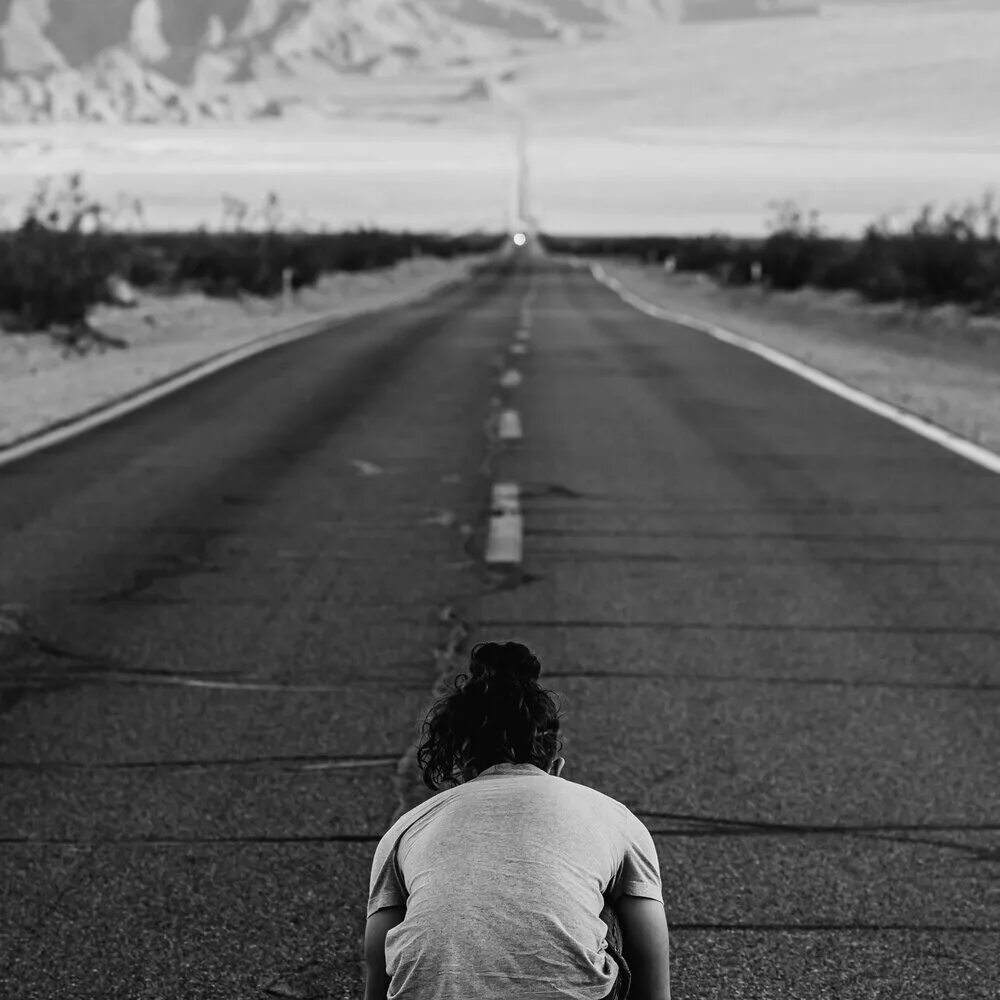 Одиночество дорога. Человек на дороге. Одинокий парень на дороге. Мужчина на дороге.