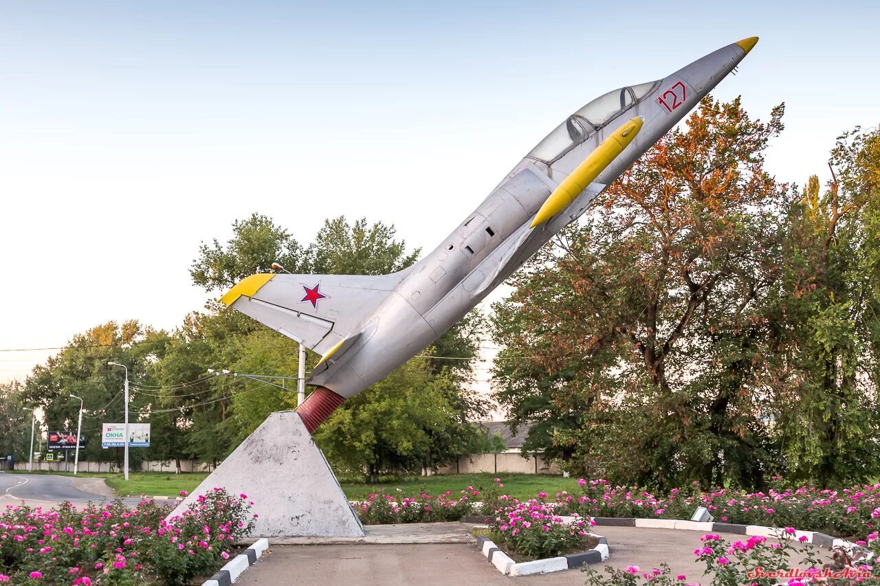 Памятник самолет в Тихорецке. Памятник-самолет л-39 Альбатрос Тихорецк. Город Тихорецк Краснодарский край. Памятник самолет в г. Тихорецк.