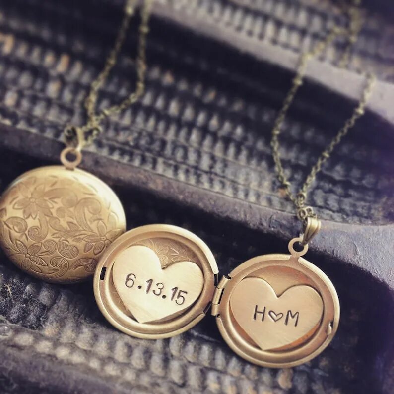 Heart locket meme. Медальон с отпечатком пальца. Медальон с гравировкой. Медальон на свадьбу. Медальоны на серебряную свадьбу.