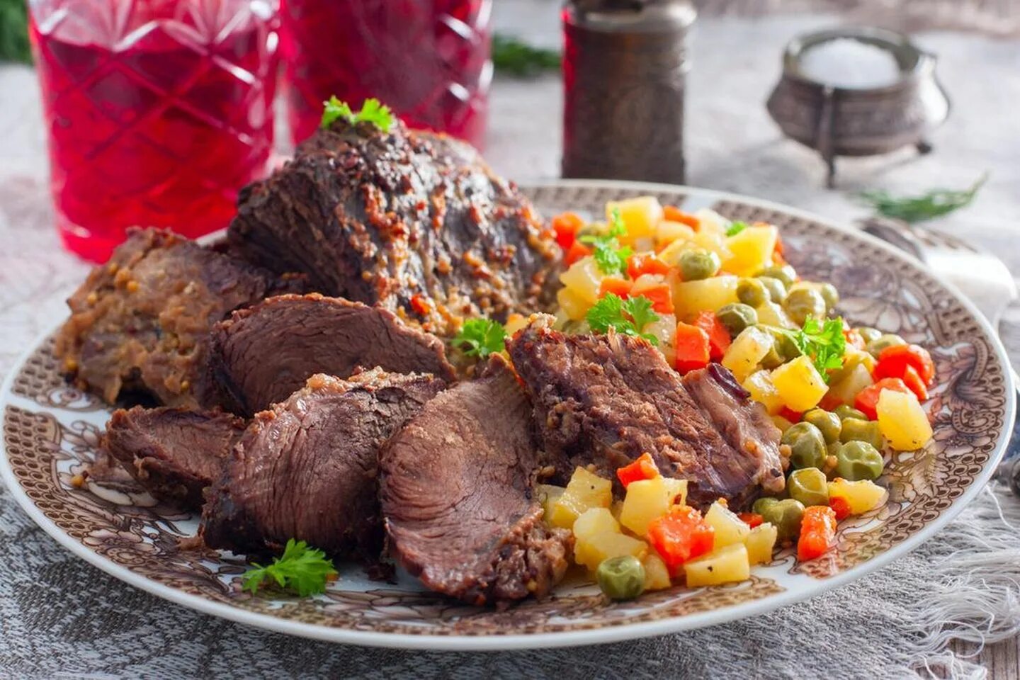 говядина праздничный рецепт. мясные блюда в ресторанах. горячие мясные блюда на праздничный стол. вкусное мясо из говядины. мясо в духовке.