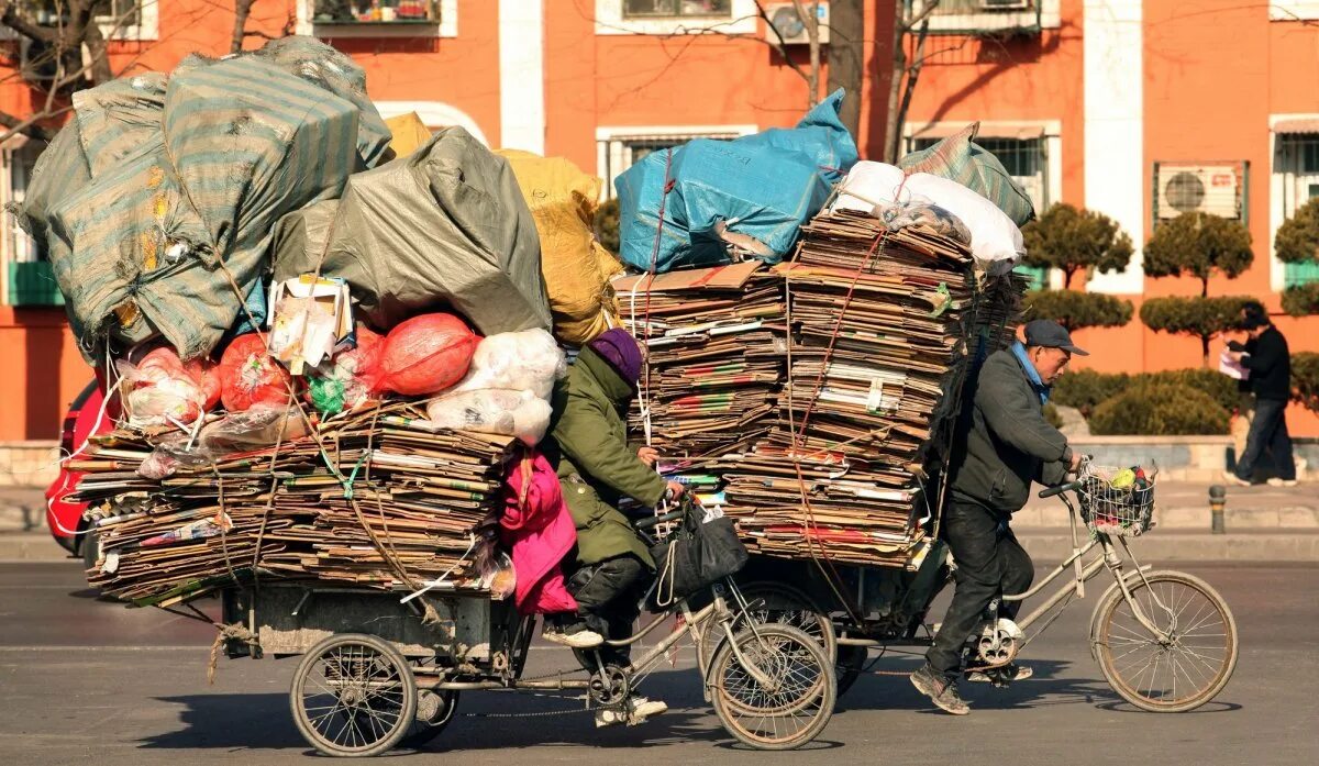 Мусорщики находят. Бомж с макулатурой.