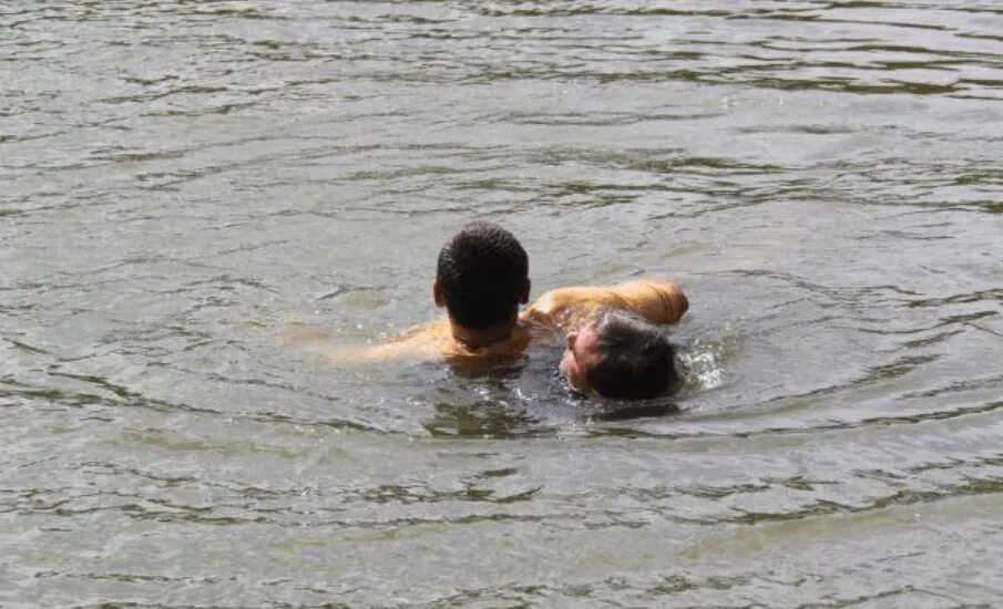 Люди купаются. Купание в холодной воде. Опасное купание на воде для детей. Опасное купание