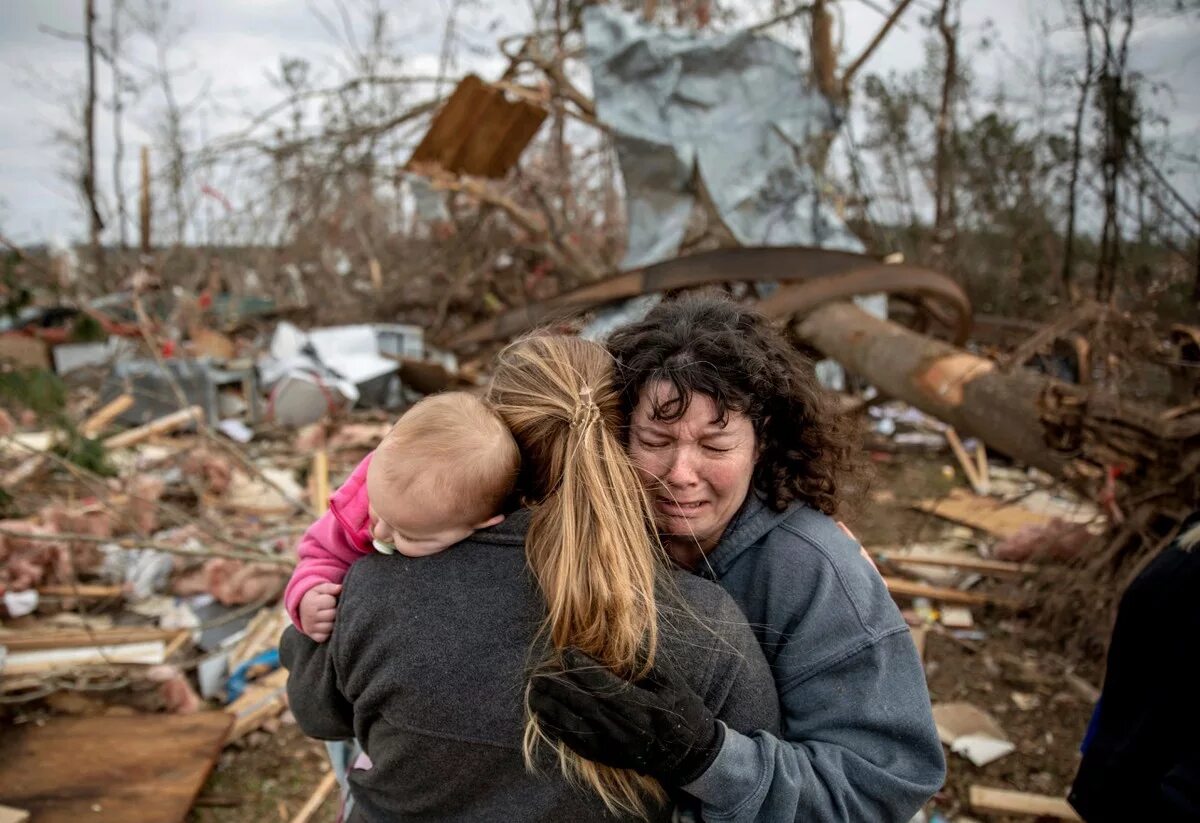 Торнадо Алабама. Стихийные бедствия и человек. После стихийного бедствия. Стихийные бедствия и лбли. Разрушенное детство