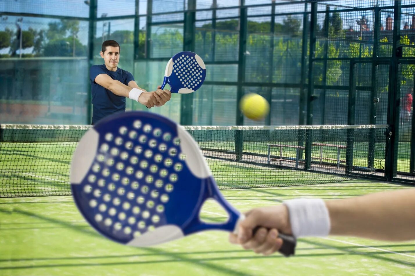 Игра падел теннис. Padel tennis. Игра падел теннис. Падел теннис екатеринбург. Паддл-теннис и падел-теннис.