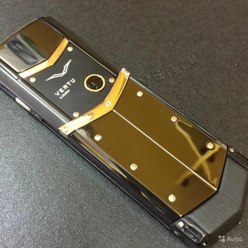 Vertu телефон s- 00999. Vertu 223 золотой. Золотой телефон верту. Верту сигнатуре. Vertu signature cobra.