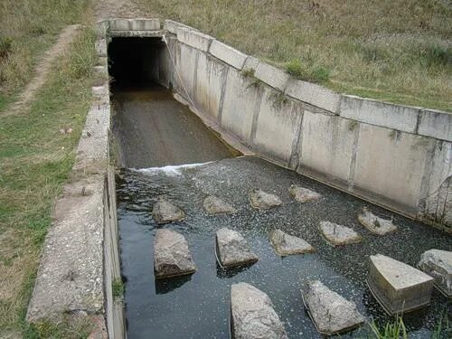 Платина магнитогорск. Шахтный водосброс пруда. Трубчатый водосброс. Бетонный быстроток. Быстроток водобойный колодец.