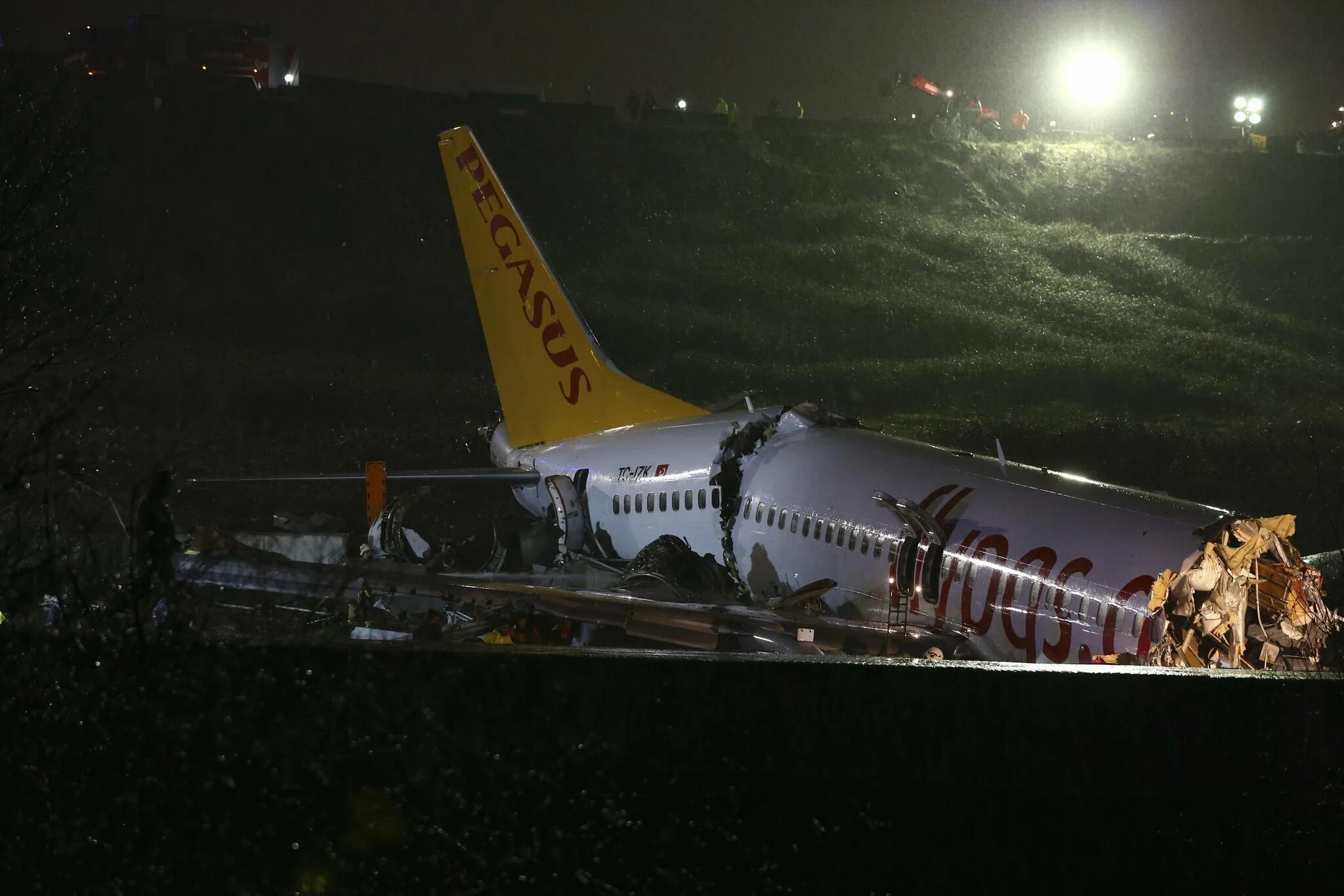 Самолет вылетевший в турцию. Авиакатастрофа pegasus airlines. самолет пегасус. пегасус авиакомпания катастрофы. боинг пегасус.
