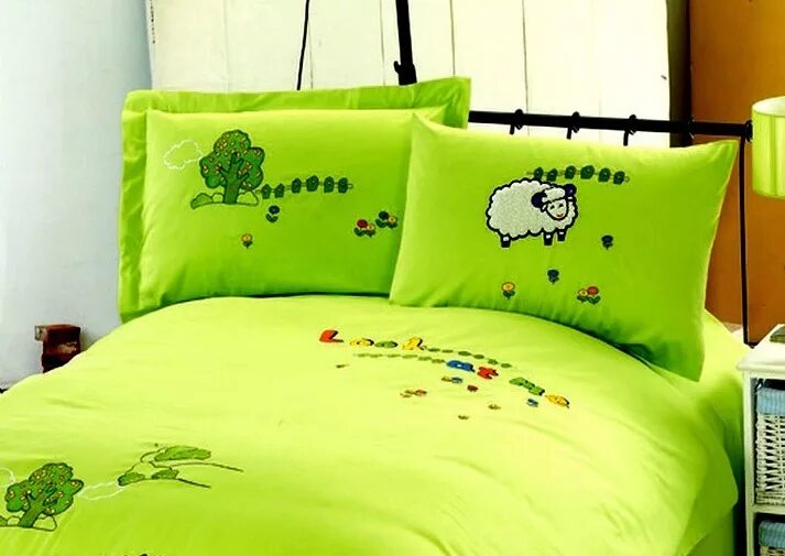 детское постельное белье с шитьем. комплект детского постельного белья в кроватку. материал для детского постельного белья. пошив постельного детского. постель для новорожденных в кроватку.