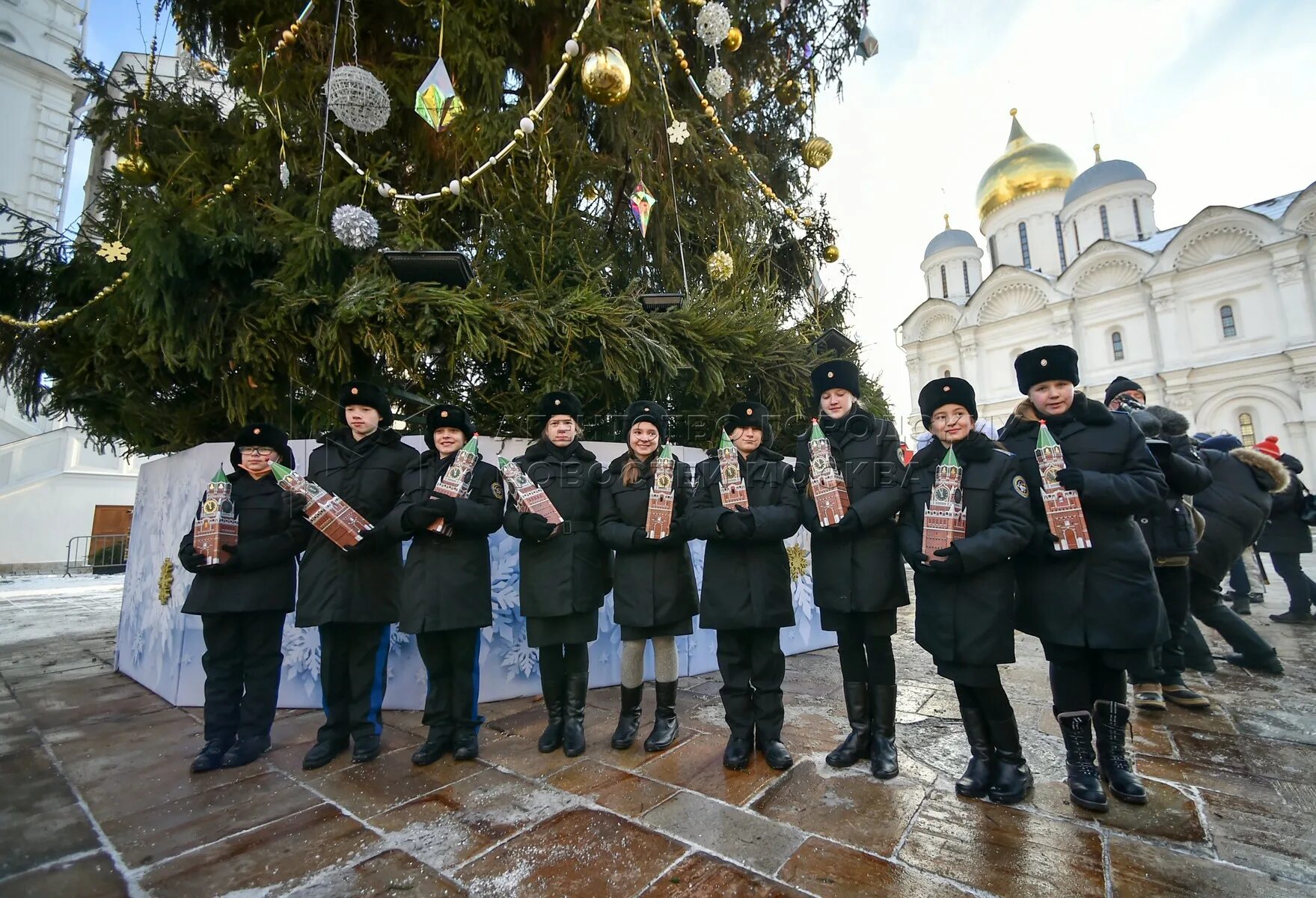 Когда установят елку на красной площади. Елка на соборной площади 2025 в москве. соборная площадь московского кремля елка 2025. главная елка страны на соборной площади. елка на соборной площади 2025 в москве.