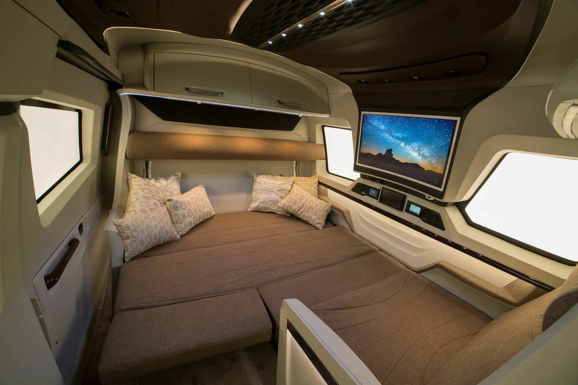 Самые комфортные автомобили среднего класса. Автодом Airstream 2020. Автодом Мерседес аирстрим. Автодом лимузин. Bedouin Caravan дом на колесах внутри.