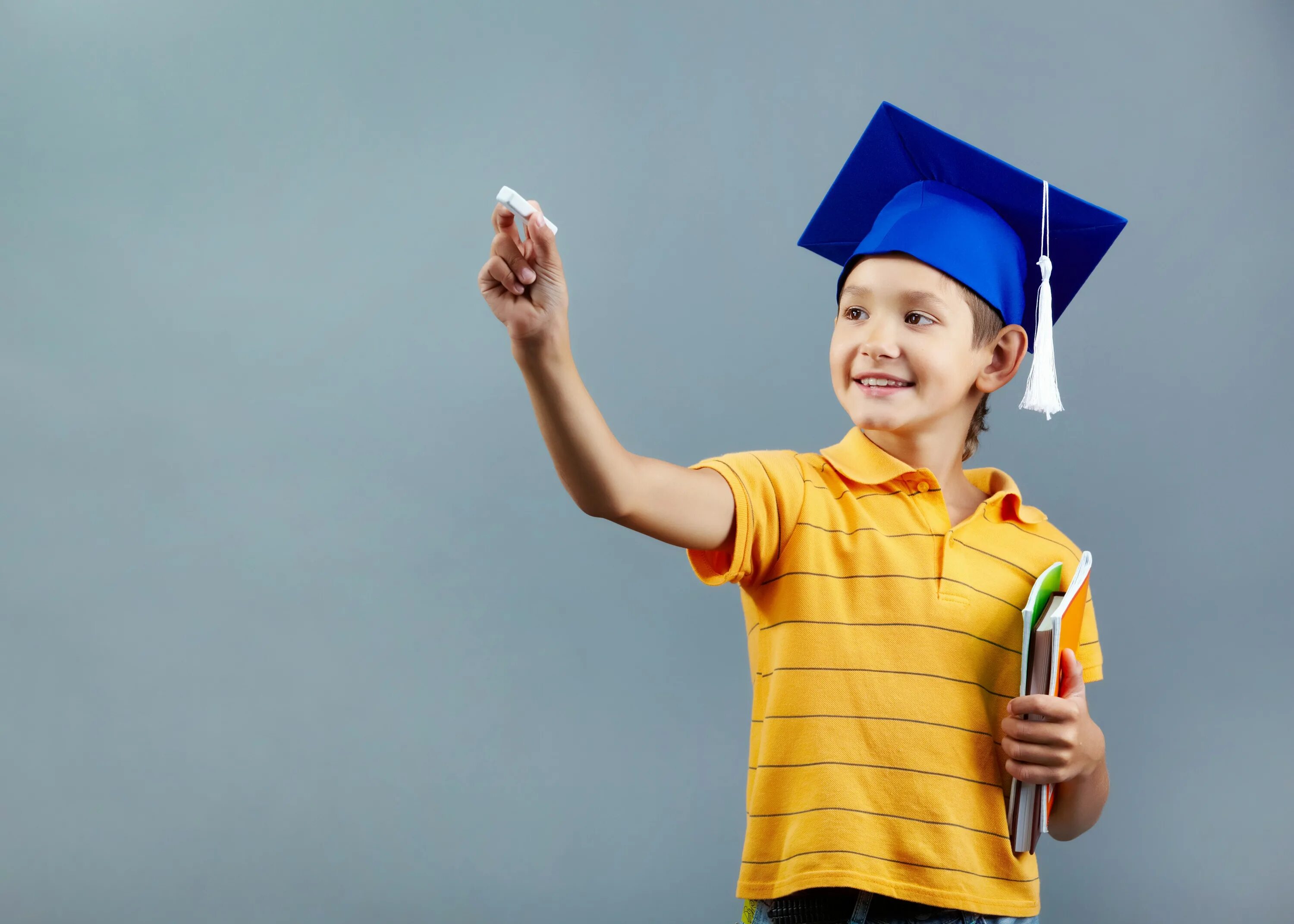 School hat. Умный ребенок. Талантливые дети. Умный мальчик. Школьник улыбается.