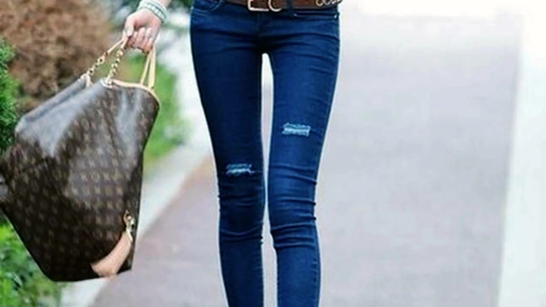 Узкие джинсы после 40 собачка. Drip джинсы. Skinny Jeans Drip. Drip Jeans. I am wearing my jeans