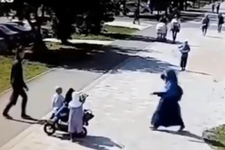Напали в парке. Люди в парке. Напал с перцовым баллончиком. Мужчина пинал женщин в парке. Компания подростков на улице вечером.