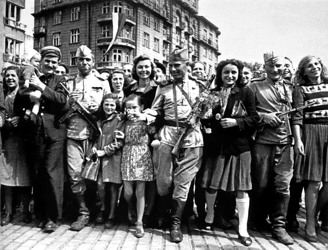 Фото победы великой отечественной 1945. Встреча Победы 1945. Солдаты красной армии 1945 Берлин. Берлин, май 1945. Встреча советских войск в Польше 1944.