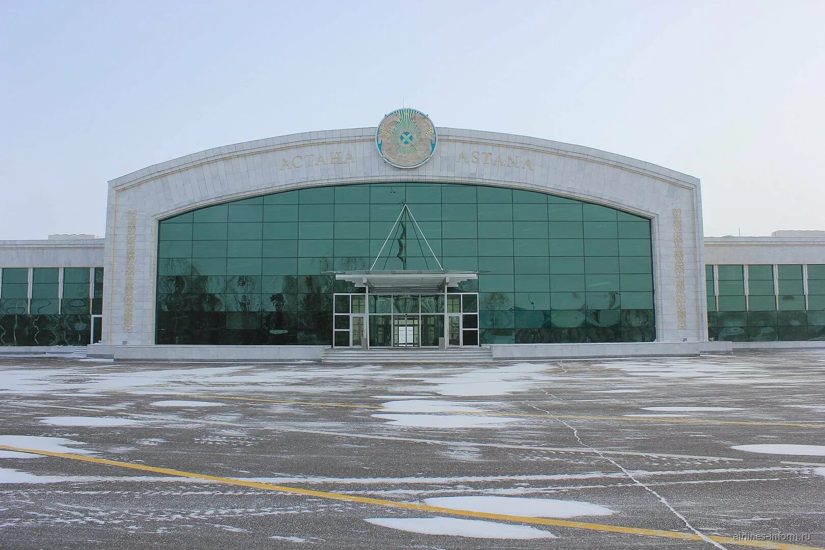 Сколько аэропортов в астане. Международный аэропорт Нурсултан Назарбаев. Аэропорт ангары Астана. Международный аэропорт Астана терминалы. Аэропорт Астана фото.
