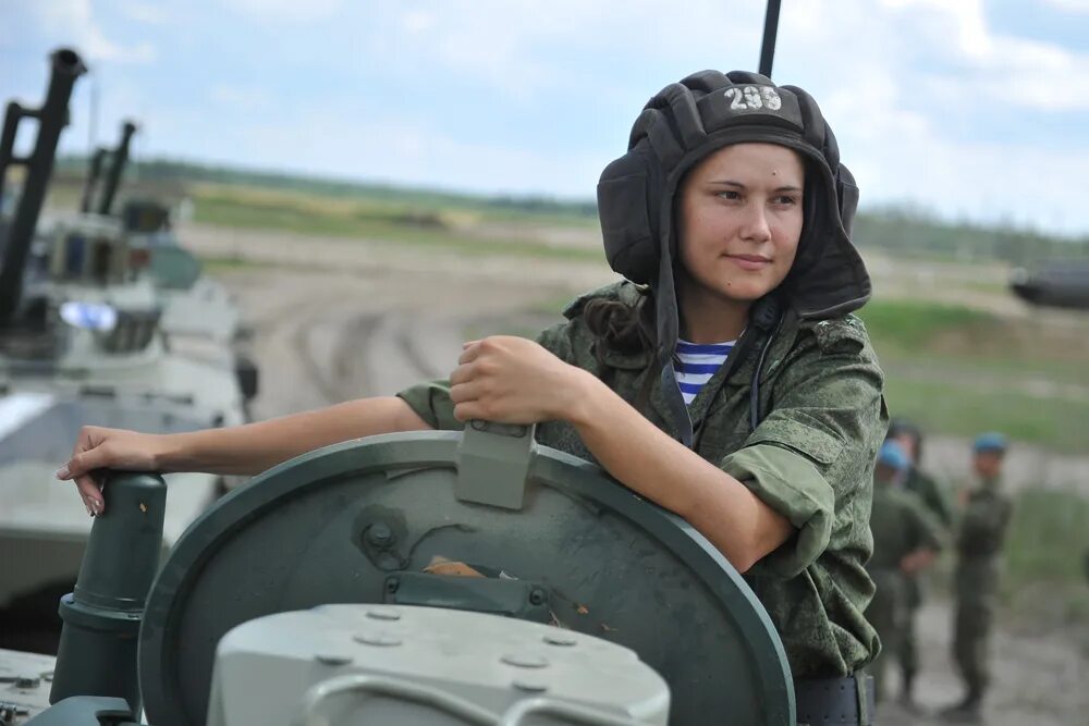 Армейские девочки. Женщины военнослужащие. Российские женщины военные. Женщина танкист. Девушки в Российской армии.